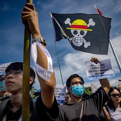 Ein Protestteilnehmer mit "One Piece"-Flagge auf den Philippinen