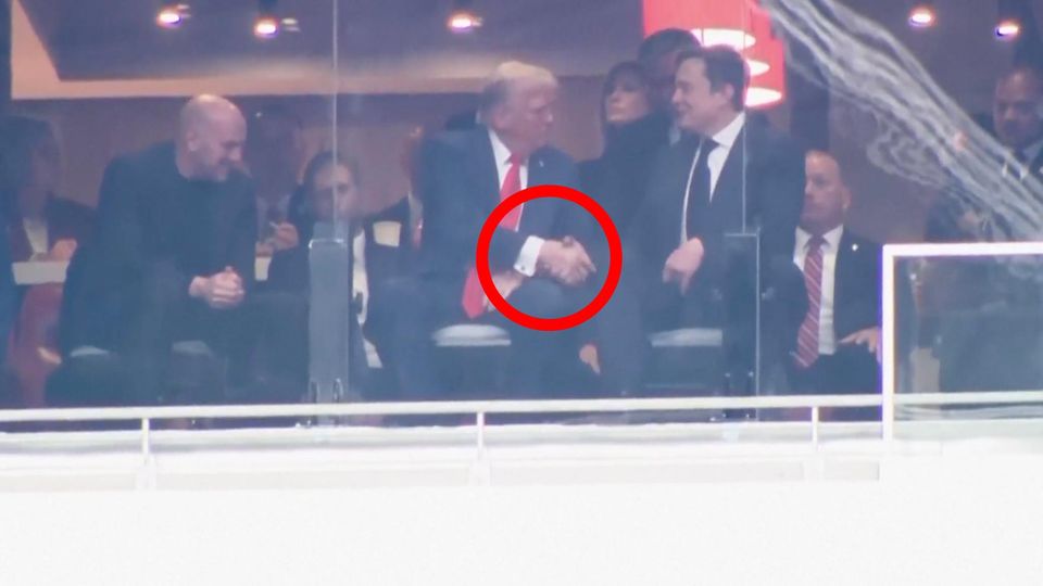 Trump und Musk – Was ihr Handschlag bei der Trauerfeier wirklich bedeutet. Trump und Musk schütteln Hände.