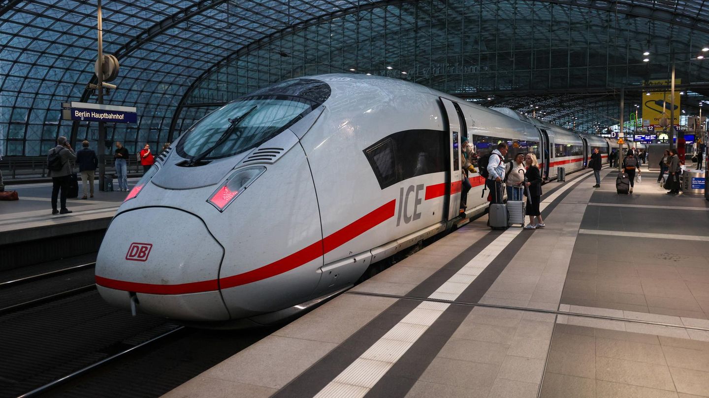 ein ICE steht abends in einem Bahnhof