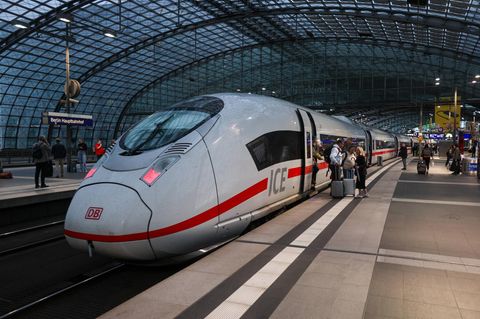 ein ICE steht abends in einem Bahnhof