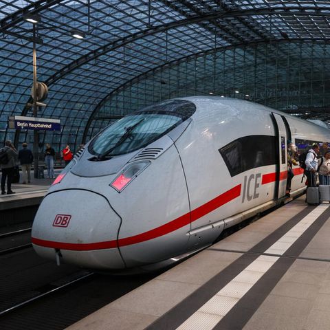 ein ICE steht abends in einem Bahnhof