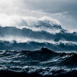 Meeresfotografie: Ein Jetski bei starkem Wellengang