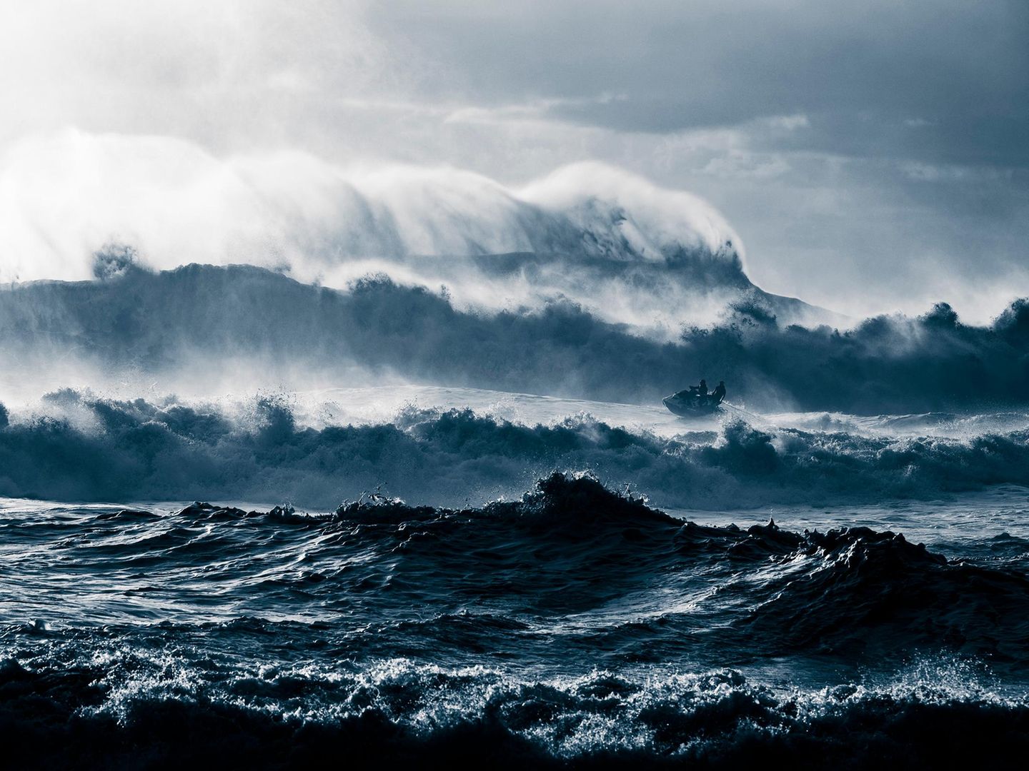 Meeresfotografie: Ein Jetski bei starkem Wellengang