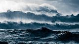 Meeresfotografie: Ein Jetski bei starkem Wellengang