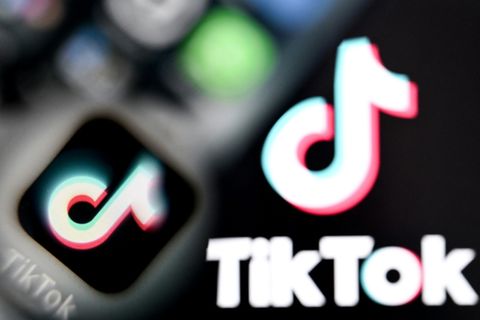 Tiktok-Logos auf einem Smartphone