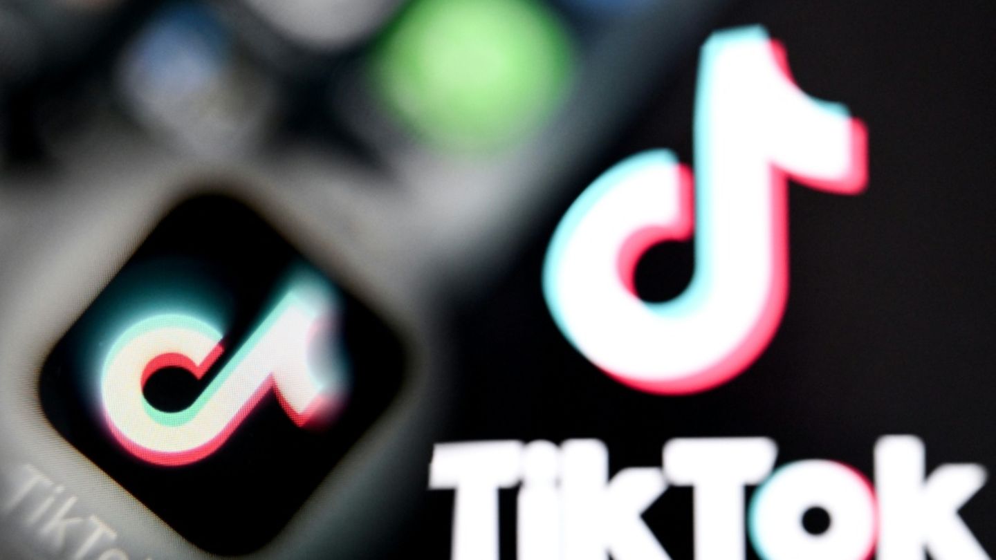 Tiktok-Logos auf einem Smartphone