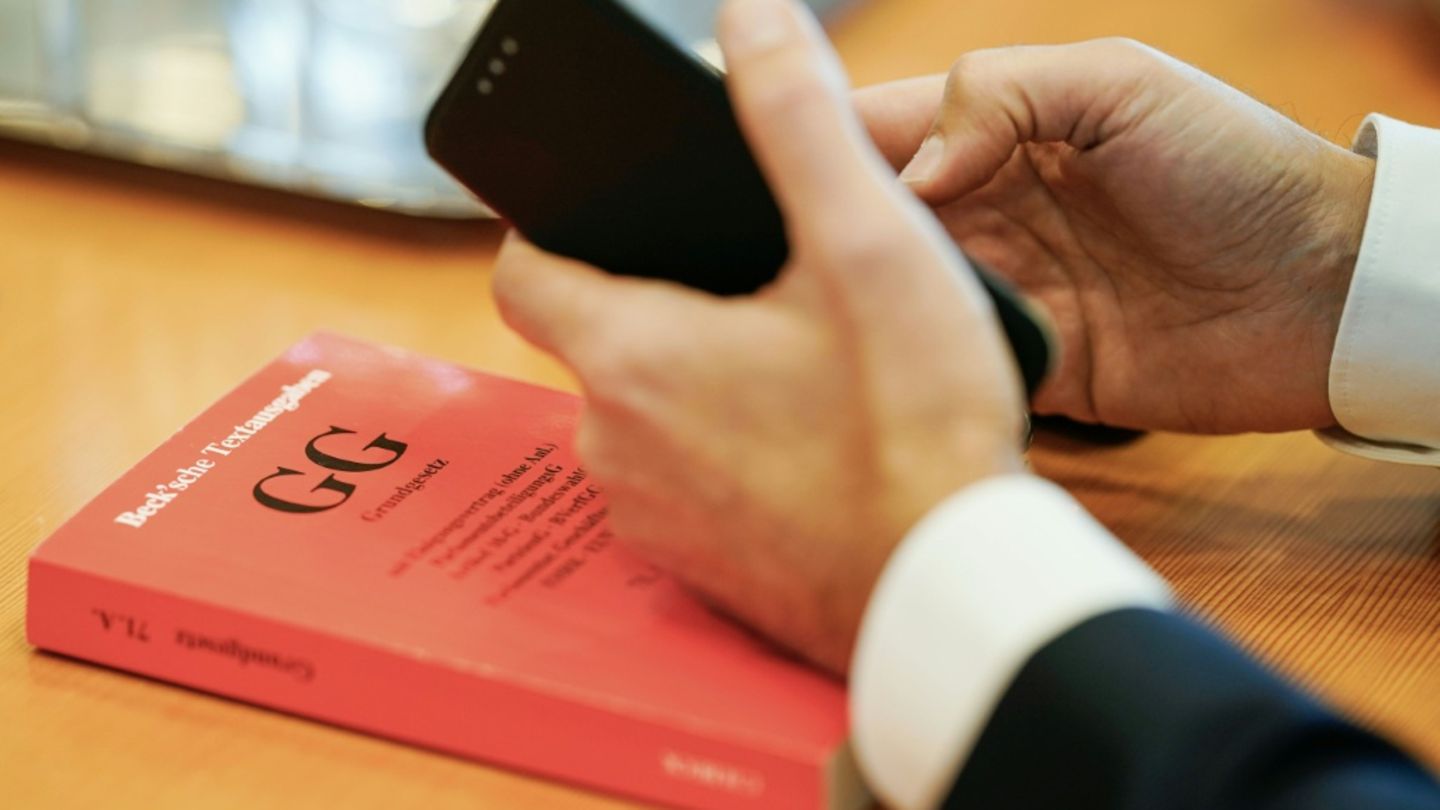 Grundgesetz auf einem Tisch
