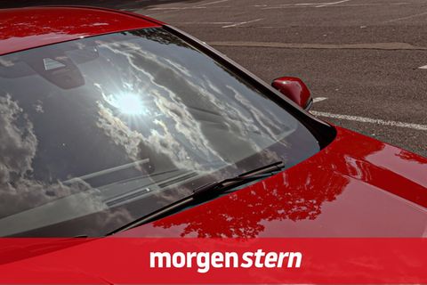 Hitzewelle: Sonne spiegelt sich in einem Autofenster