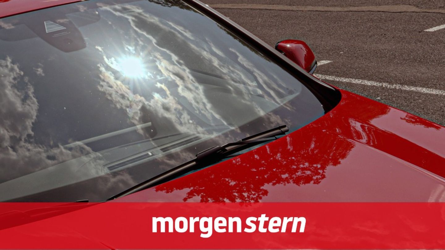 Hitzewelle: Sonne spiegelt sich in einem Autofenster