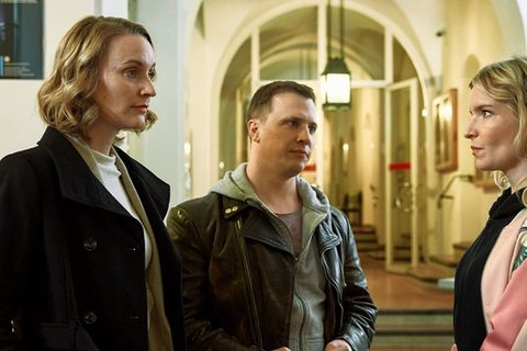 "Die Heiland - Einsatz außer Plan": Romy Heiland (Christina Athenstädt, l.) und Ringo Holländer (Tim Kalkhof, M.) befragen San