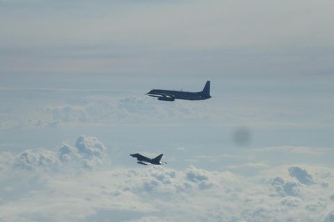 Ein Eurofighter (unten) und ein russisches Flugzeug fliegen über der Ostsee