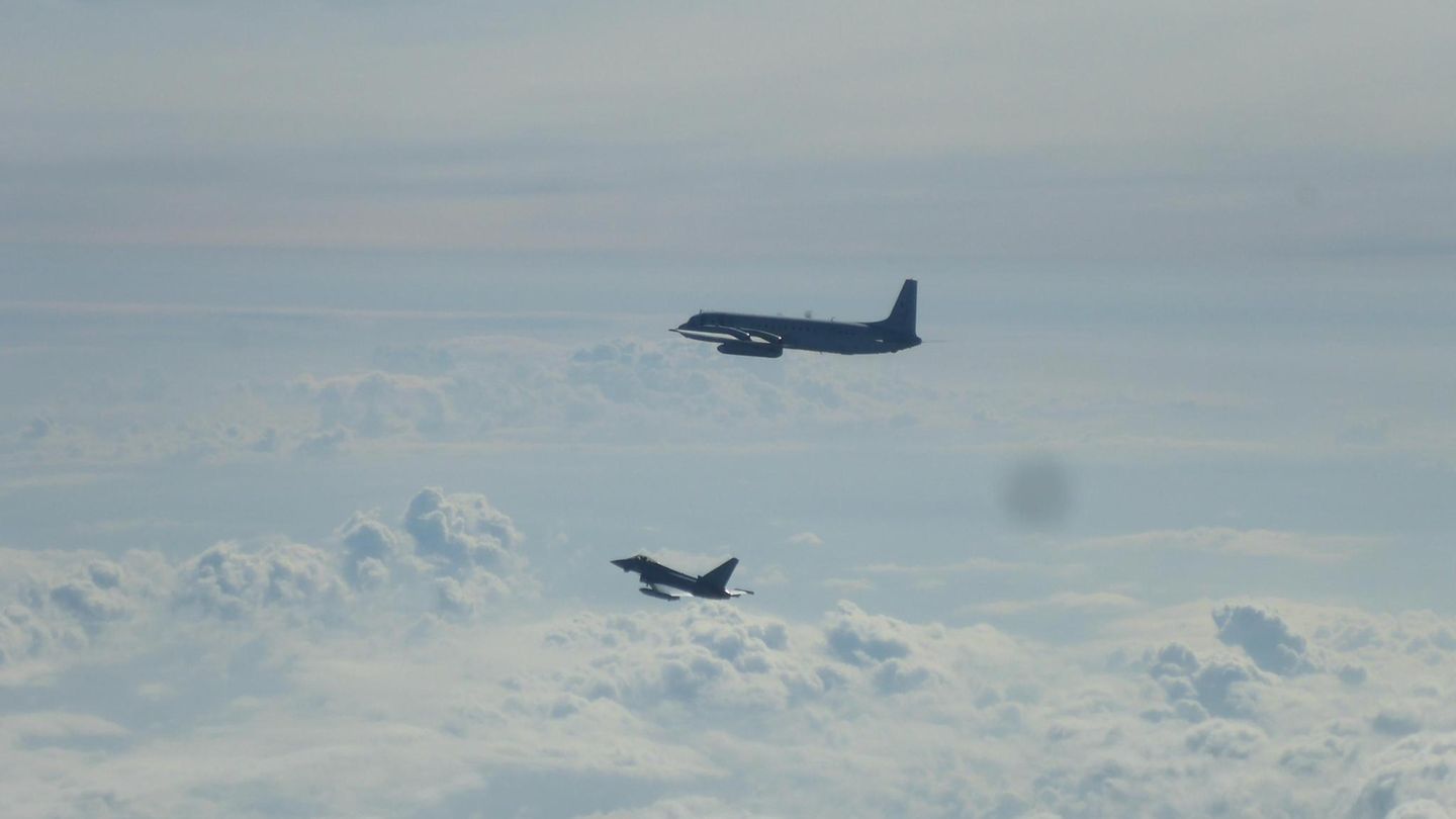 Ein Eurofighter (unten) und ein russisches Flugzeug fliegen über der Ostsee