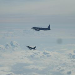 Ein Eurofighter (unten) und ein russisches Flugzeug fliegen über der Ostsee