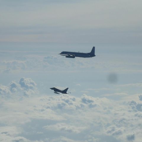 Ein Eurofighter (unten) und ein russisches Flugzeug fliegen über der Ostsee