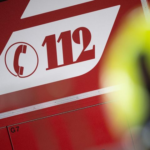 "112" steht auf einem Einsatzwagen der Feuerwehr