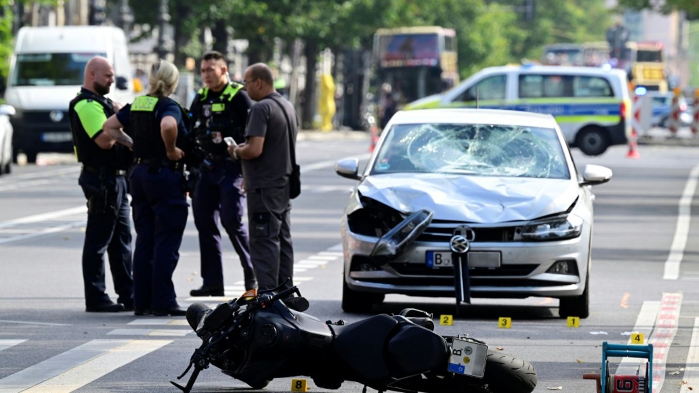 Polizeibeamte nach einem Unfall in Berlin