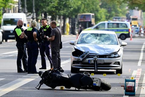 Polizeibeamte nach einem Unfall in Berlin