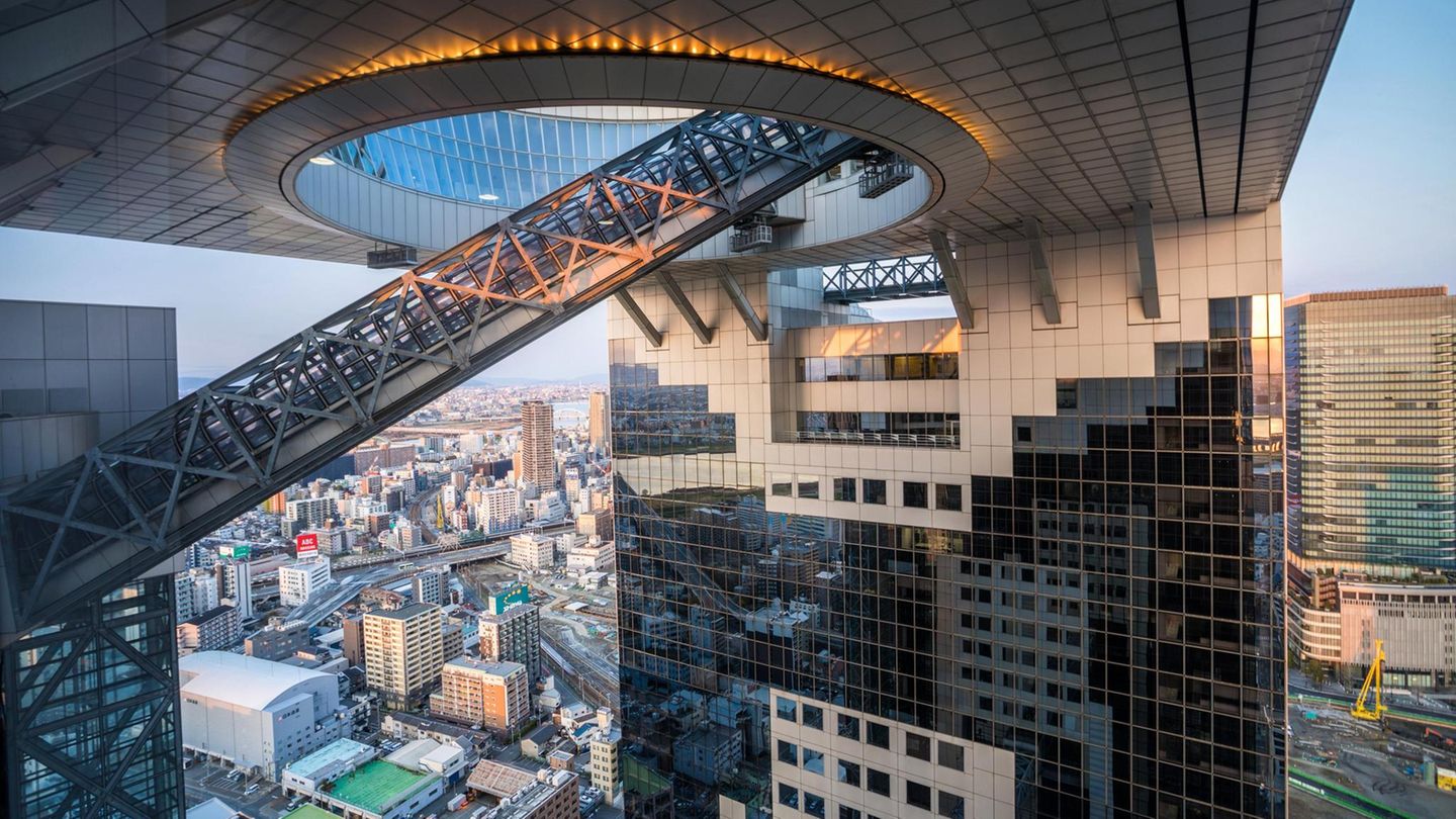 verglaste Rolltreppe zur Aussichtsplattform Umeda Sky Buildings