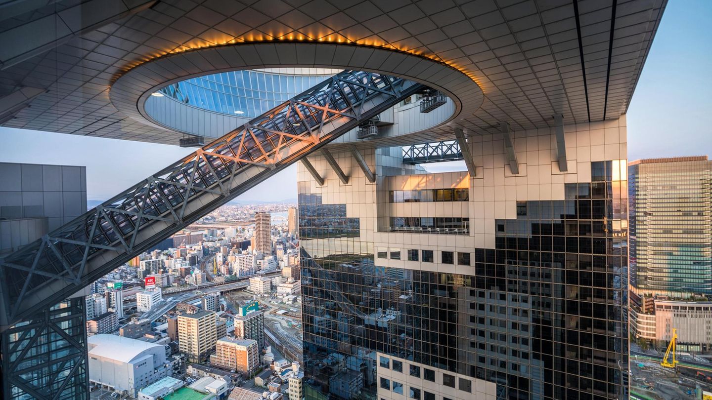 verglaste Rolltreppe zur Aussichtsplattform Umeda Sky Buildings