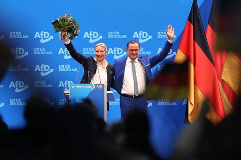 Die AfD-Chefs Alice Weidel und Tino Chrupalla lassen sich beim Parteitag in Riesa im Januar feiern