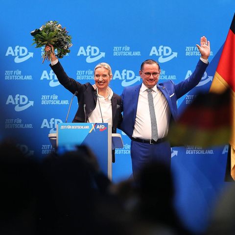 Die AfD-Chefs Alice Weidel und Tino Chrupalla lassen sich beim Parteitag in Riesa im Januar feiern