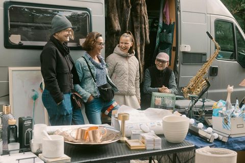 Breit gemischte Angebotspalette: Familie Engel auf einem Flohmarkt in Hamburg