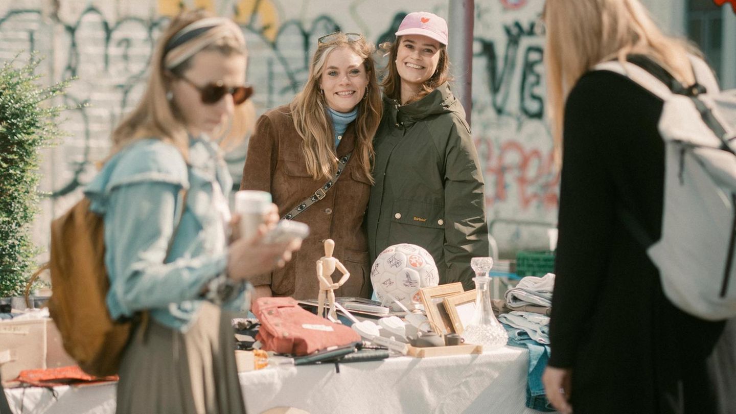 Flohmarkt-Verkäuferteam seit 20 Jahren: Leonie Schwarz und Josephine Tobold