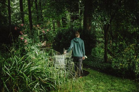 Schizophrenie: ein junger Mann steht in einem Garten
