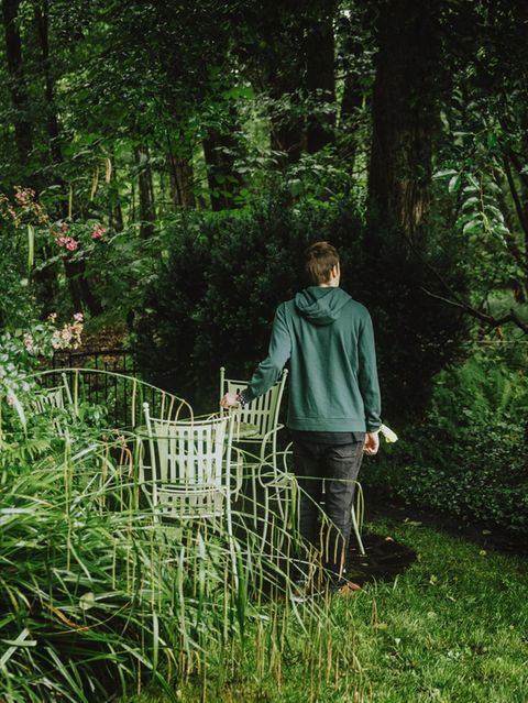 Schizophrenie: ein junger Mann steht in einem Garten