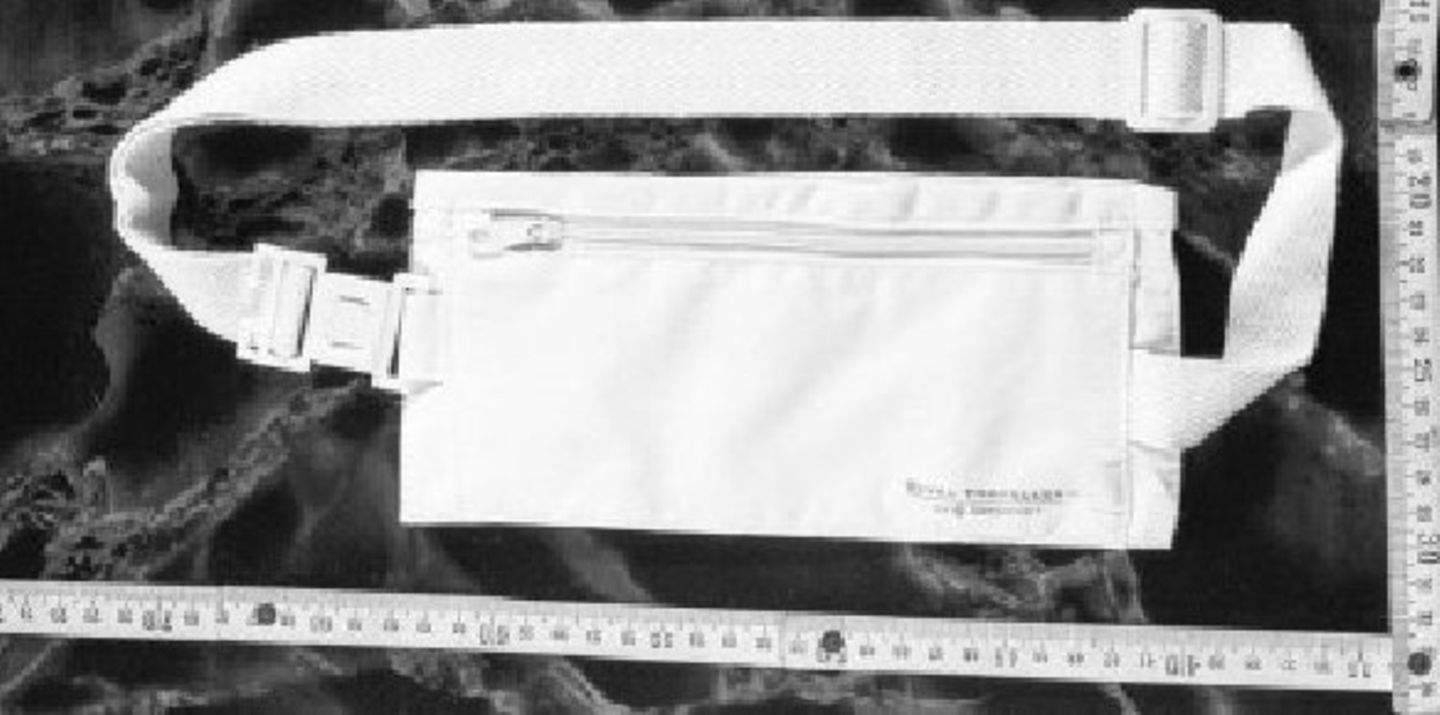 Ebenfalls verschwunden ist diese weiße Bauchtasche, beziehungsweise dieser Wertgürtel,