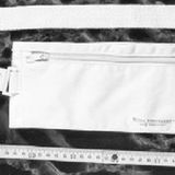 Ebenfalls verschwunden ist diese weiße Bauchtasche, beziehungsweise dieser Wertgürtel,