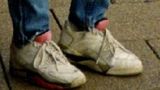 Die Polizei geht davon aus, dass der Täter auch ihre weißen Herrensportschuhe der Marke "Nike" mitgenommen hat
