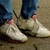 Die Polizei geht davon aus, dass der Täter auch ihre weißen Herrensportschuhe der Marke "Nike" mitgenommen hat