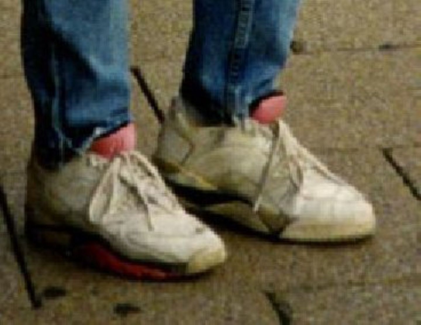 Die Polizei geht davon aus, dass der Täter auch ihre weißen Herrensportschuhe der Marke "Nike" mitgenommen hat