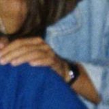 Ebenfalls verschwunden: Amys silberfarbene Digitaluhr mit einem abgerissenen silberfarbenen Metallgliederband der Marke "Timex"