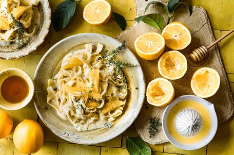 Perfekt zu diesem Zitronen-Genuss: ein trockener Weißwein mit guter Säure, etwa ein Vermentino aus Sardinien