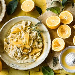 Perfekt zu diesem Zitronen-Genuss: ein trockener Weißwein mit guter Säure, etwa ein Vermentino aus Sardinien