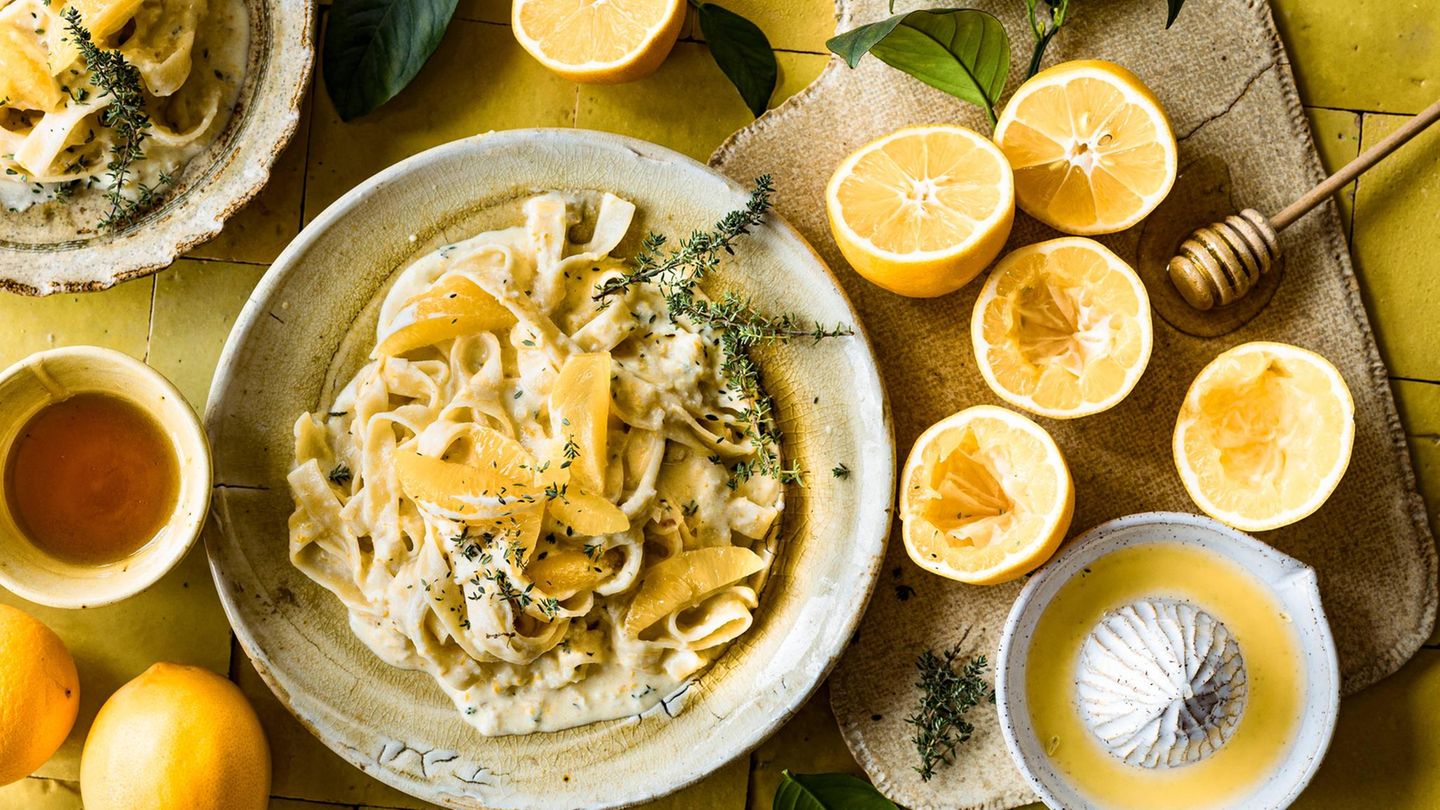 Perfekt zu diesem Zitronen-Genuss: ein trockener Weißwein mit guter Säure, etwa ein Vermentino aus Sardinien