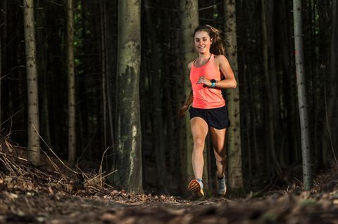 Joggen im Dunkeln: Junge Läuferin im Wald