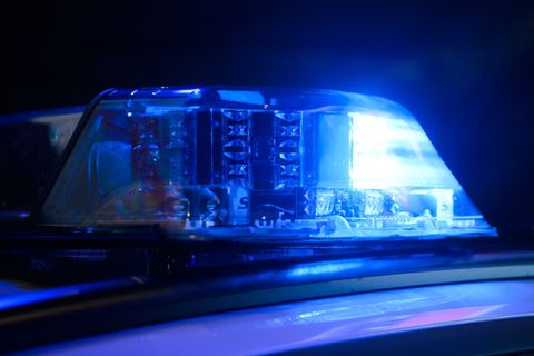 Ein Tatverdächtiger kann nach einem mutmaßlichen Angriff mit einem Messer flüchten. Die Polizei sucht nach Zeugen. (Symbolbild)