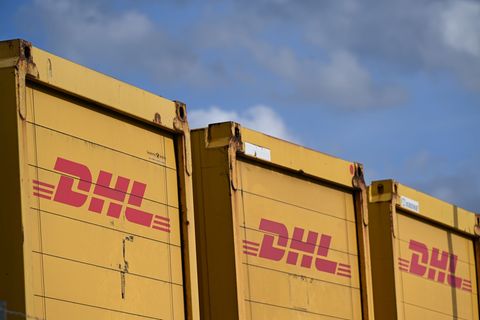 Container von DHL, üblicherweise voll mit Paketen. Foto: Wolf von Dewitz/dpa