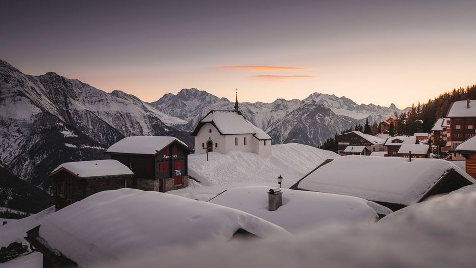 Pure Winteridylle auf der Bettmeralp mit der Kapelle Maria zum Schnee im Hintergrund