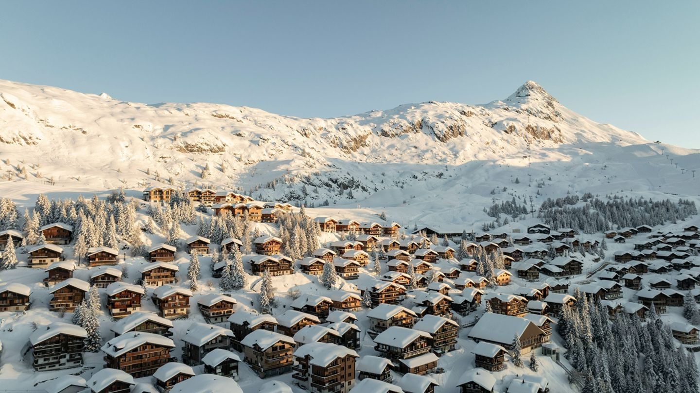 Wie eine Oase fügt sich die Bettmeralp in die Natur der Aletsch Arena ein und bietet im Winter viele Möglichkeiten, sich auszupowern