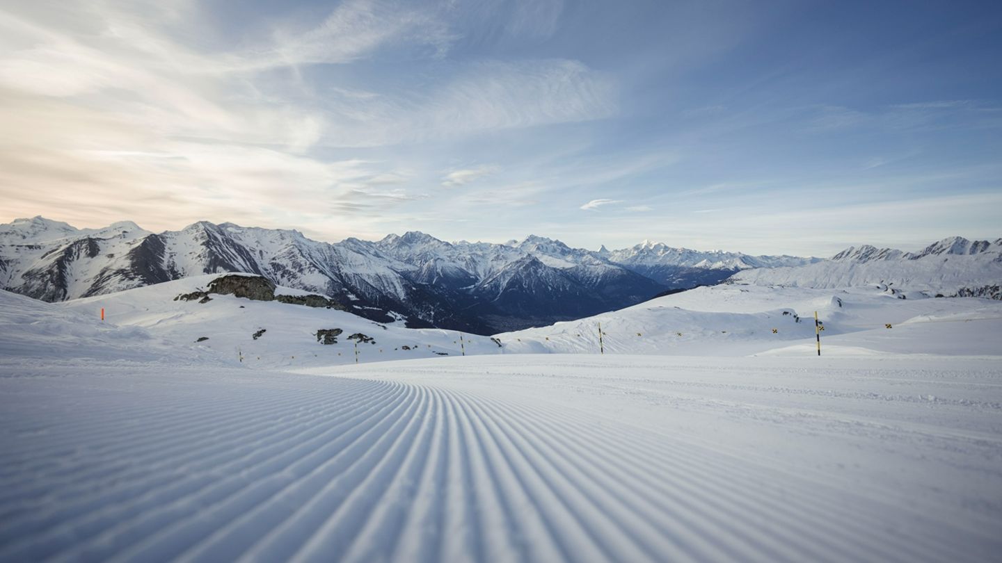 Magische Morgenstille, erste Spuren im Schnee und der Aletschgletscher im Blick – das ist der unvergessliche „First Track“-Moment