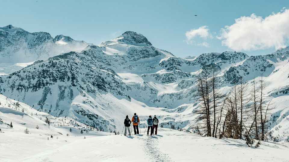 Ohne Skier unterwegs: Wer die traumhafte Berglandschaft zu Fuß erkunden will, ist auf dem Simplon genau richtig Wer die traumhafte Berglandschaft zu Fuß erkunden will, ist auf dem Simplon genau richtig