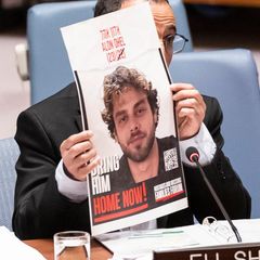 Hamas: Die befreite Geisel Eli Sharabi zeigt ein Foto des entführten Alon Ohel vor dem UN-Sicherheitsrat