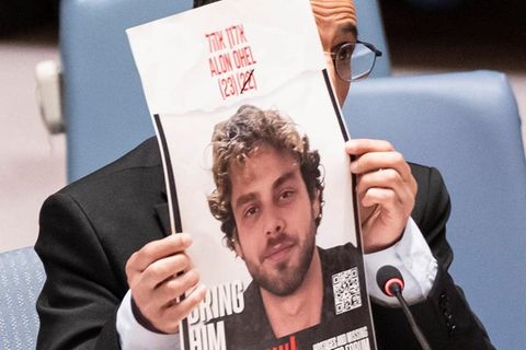 Hamas: Die befreite Geisel Eli Sharabi zeigt ein Foto des entführten Alon Ohel vor dem UN-Sicherheitsrat