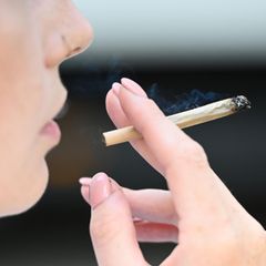Eine Frau raucht einen Joint Cannabis
