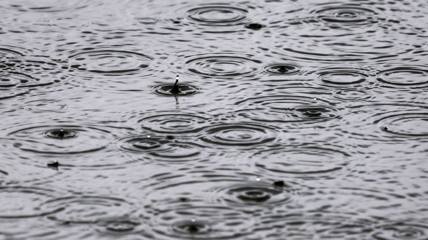 Mancherorts soll so viel Regen fallen wie sonst in einem Monat. (Archivbild) Foto: Karl-Josef Hildenbrand/dpa
