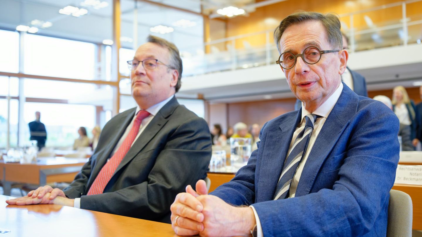 Notar a.D. Dietrich Hülsemann (r) hat sich durch die Instanzen geklagt. Foto: Uwe Anspach/dpa